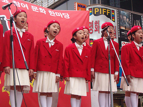 케이블 방송국 어린이 합창단이 이날 공연에서 멋진 합창을 보여주어 참석자들의 뜨거운 호응을 받기도 했다. 